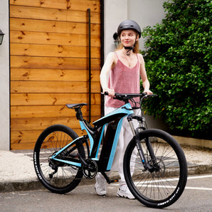 Woman standing with Rundeer Starry Sky UD Carbon Fiber Electric Bike, featuring aluminum frame and top stability for easy green commuting.